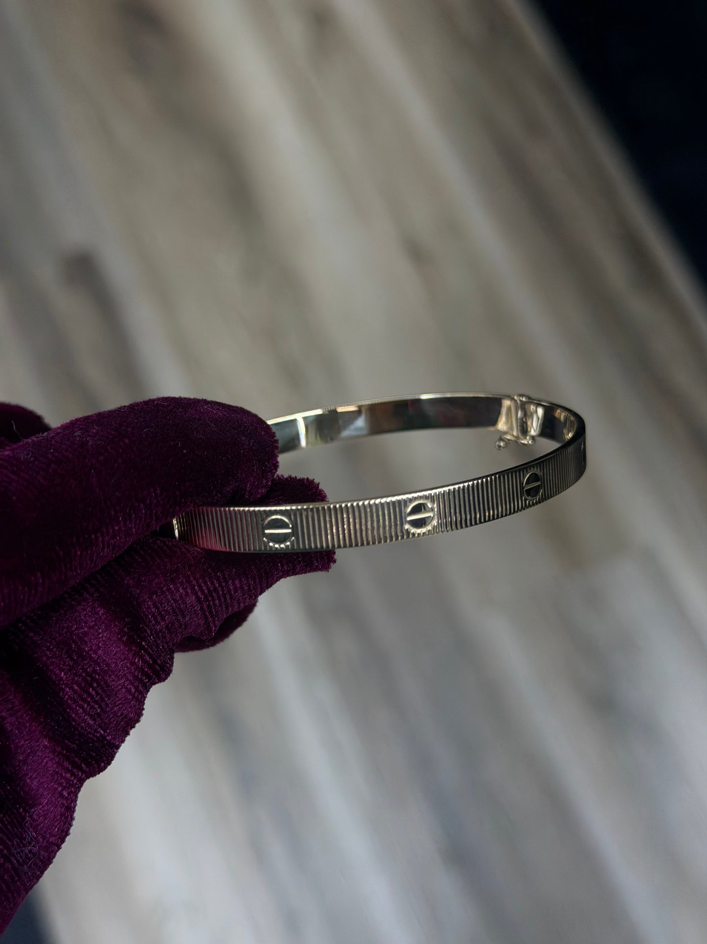 14K Screw Ribbed Bangle